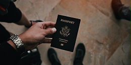 美国有多少人持有护照？